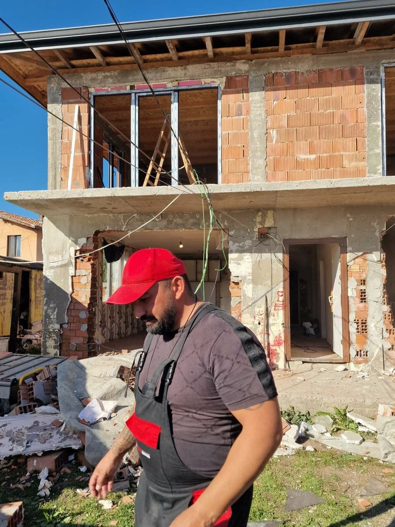 Строителен работник на покрив