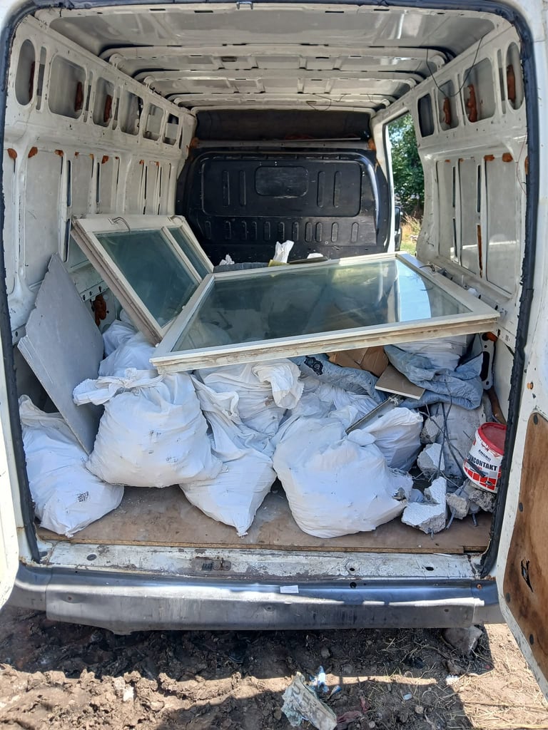 Интериор на ван пълен с торби и строителни материали