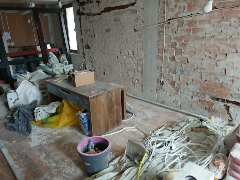 Запушено промишлено пространство с тухлени стени