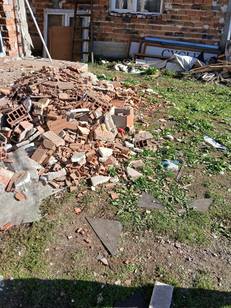 Купчина счупени тухли и отпадъци