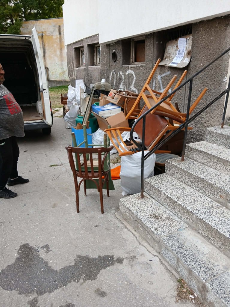Купчина изхвърлени мебели и предмети