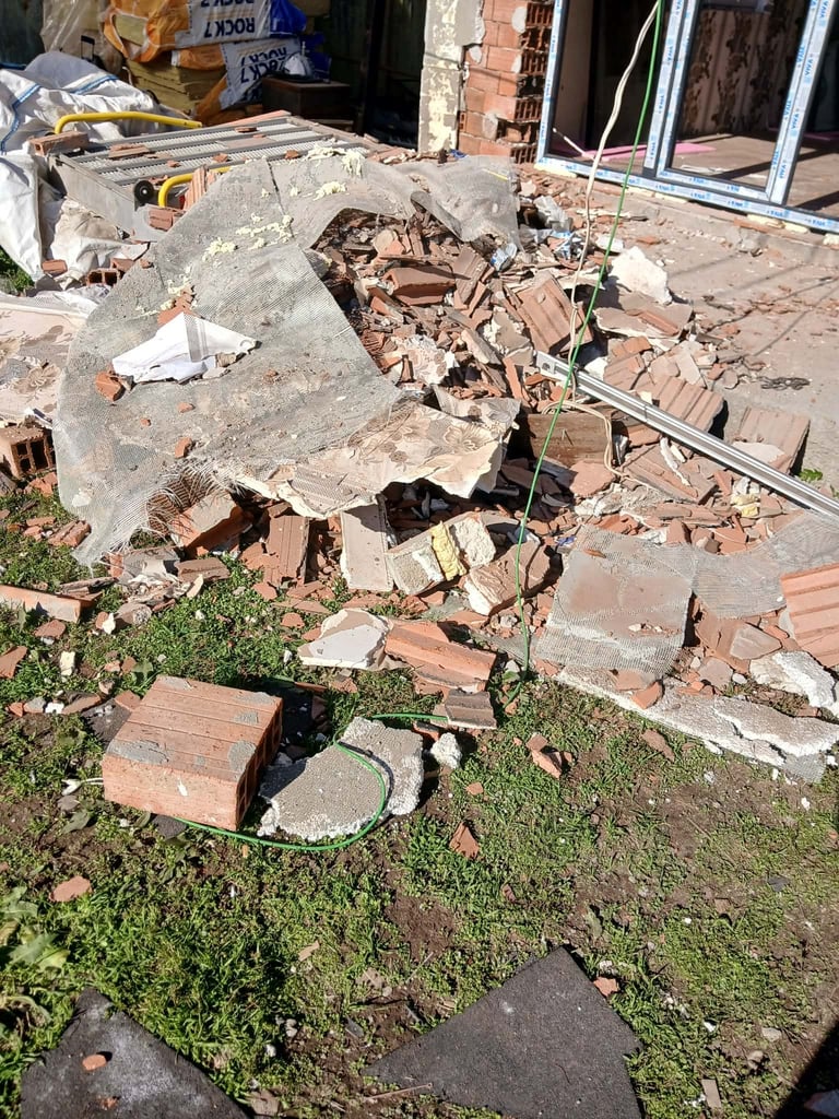 Строителни отпадъци и тухли на тревата