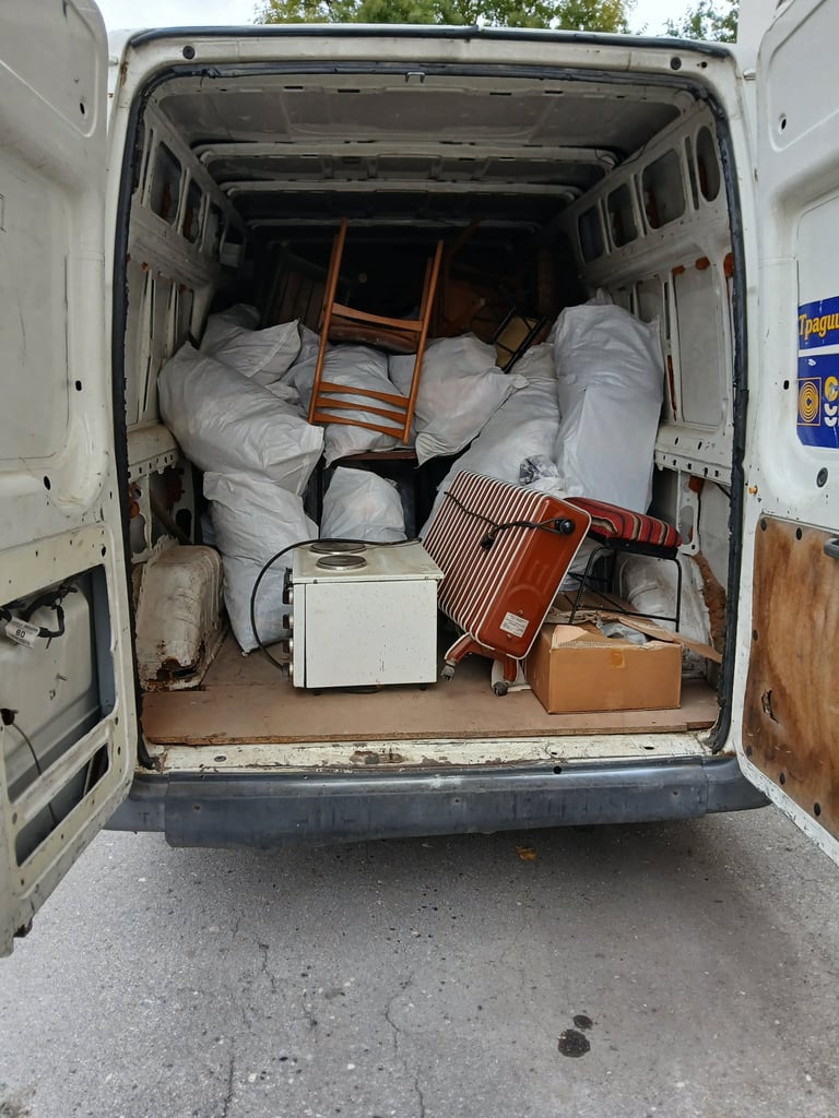 Интериор на ван с мебели и кашони